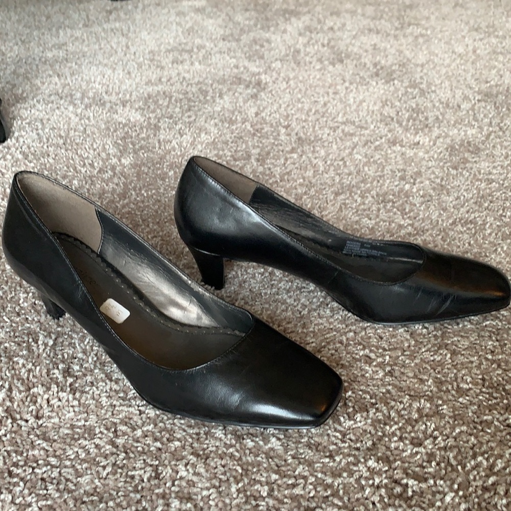 Classic black heel, size 9 1/2